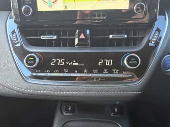 Toyota COROLLA 1.8 Corolla Design VVT-i HEV CVT 5dr