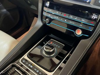 Jaguar F-PACE 2.0 F-Pace R-Sport AWD D Auto 4WD 5dr