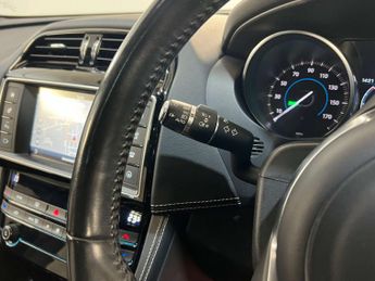 Jaguar F-PACE 2.0 F-Pace R-Sport AWD D Auto 4WD 5dr