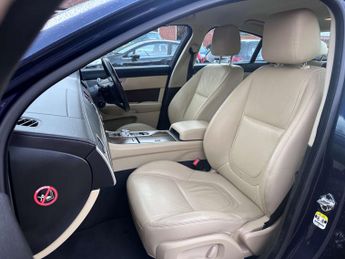 JAGUAR XF 2.2 XF Luxury D Auto 4dr