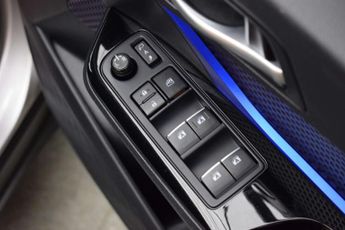 Toyota C-HR 1.8 C-HR-Dynamic HEV CVT 5dr