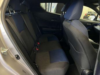 TOYOTA C-HR 1.8 C-HR-Dynamic HEV CVT 5dr