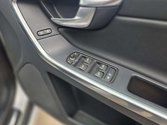 VOLVO XC60 2.4 XC60 SE Luxury Nav D5 AWD Auto 4WD 5dr