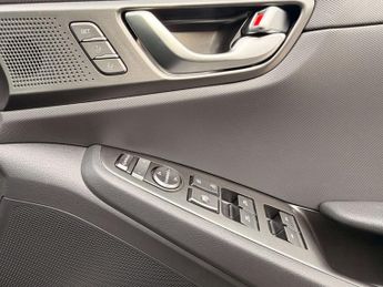 HYUNDAI IONIQ 1.6 IONIQ Premium SE FHEV Semi-Auto 5dr