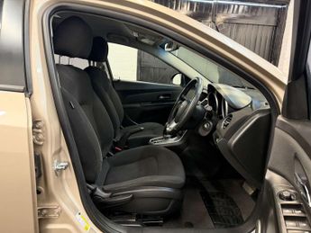 CHEVROLET CRUZE 1.8 Cruze LT Auto 5dr
