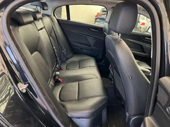 JAGUAR XE 2.0 XE Portfolio D AWD Auto 4WD 4dr