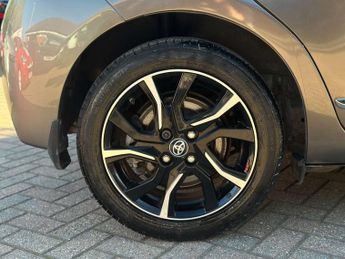 TOYOTA YARIS 1.5 Yaris Design Hybrid VVT-i CVT 5dr