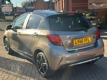 TOYOTA YARIS 1.5 Yaris Design Hybrid VVT-i CVT 5dr