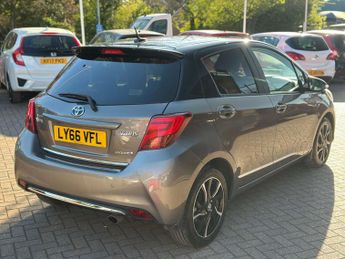 TOYOTA YARIS 1.5 Yaris Design Hybrid VVT-i CVT 5dr