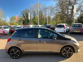 TOYOTA YARIS 1.5 Yaris Design Hybrid VVT-i CVT 5dr