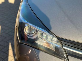 TOYOTA YARIS 1.5 Yaris Design Hybrid VVT-i CVT 5dr