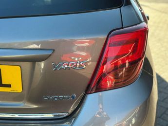 TOYOTA YARIS 1.5 Yaris Design Hybrid VVT-i CVT 5dr