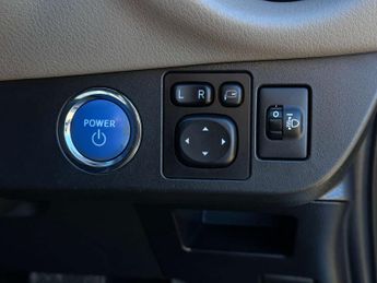 TOYOTA YARIS 1.5 Yaris Design Hybrid VVT-i CVT 5dr