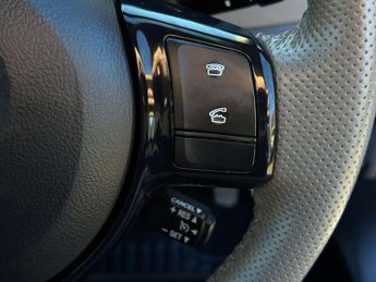 TOYOTA YARIS 1.5 Yaris Design Hybrid VVT-i CVT 5dr