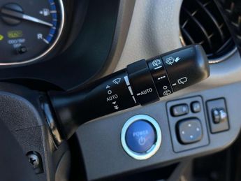 TOYOTA YARIS 1.5 Yaris Design Hybrid VVT-i CVT 5dr