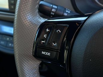 TOYOTA YARIS 1.5 Yaris Design Hybrid VVT-i CVT 5dr