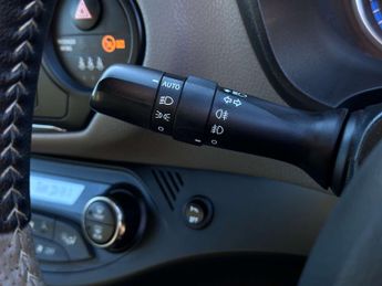 TOYOTA YARIS 1.5 Yaris Design Hybrid VVT-i CVT 5dr