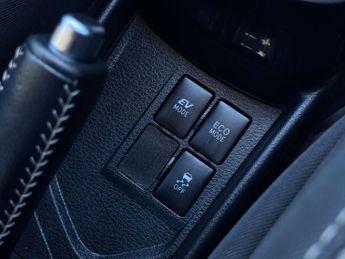 TOYOTA YARIS 1.5 Yaris Design Hybrid VVT-i CVT 5dr