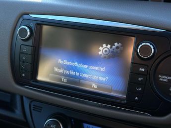 TOYOTA YARIS 1.5 Yaris Design Hybrid VVT-i CVT 5dr