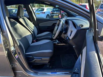 TOYOTA YARIS 1.5 Yaris Design Hybrid VVT-i CVT 5dr