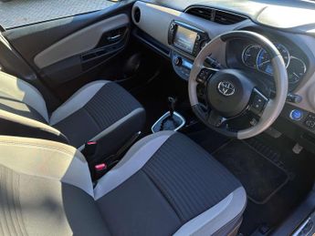 TOYOTA YARIS 1.5 Yaris Design Hybrid VVT-i CVT 5dr
