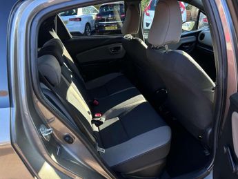TOYOTA YARIS 1.5 Yaris Design Hybrid VVT-i CVT 5dr