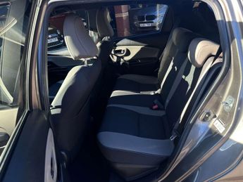 TOYOTA YARIS 1.5 Yaris Design Hybrid VVT-i CVT 5dr