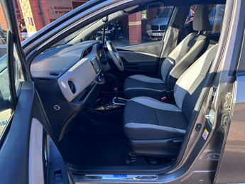 TOYOTA YARIS 1.5 Yaris Design Hybrid VVT-i CVT 5dr