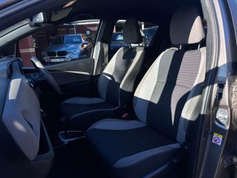 TOYOTA YARIS 1.5 Yaris Design Hybrid VVT-i CVT 5dr