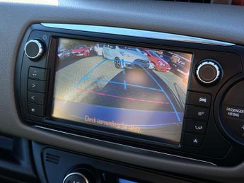 TOYOTA YARIS 1.5 Yaris Design Hybrid VVT-i CVT 5dr