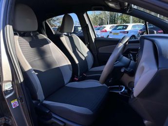 TOYOTA YARIS 1.5 Yaris Design Hybrid VVT-i CVT 5dr