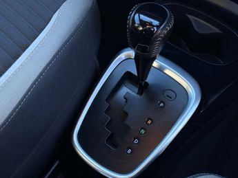 TOYOTA YARIS 1.5 Yaris Design Hybrid VVT-i CVT 5dr