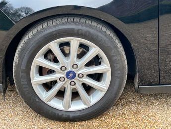 Ford FOCUS 1.6 Focus Titanium Auto 5dr