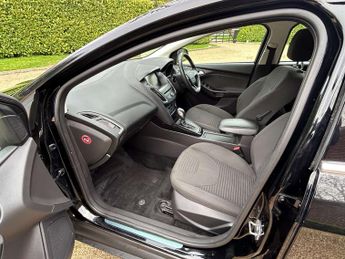 Ford FOCUS 1.6 Focus Titanium Auto 5dr