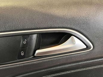 Mercedes-Benz GLA 1.6 GLA180 Urban Edition 7G-DCT Euro 6 (s/s) 5dr