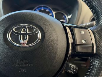 TOYOTA YARIS 1.5 Yaris Design Hybrid VVT-i CVT 5dr
