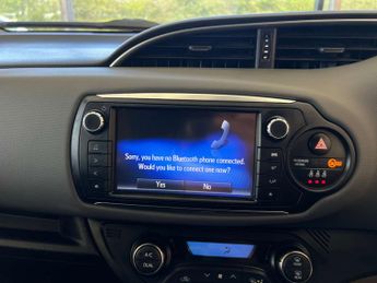 TOYOTA YARIS 1.5 Yaris Design Hybrid VVT-i CVT 5dr