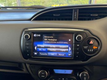 TOYOTA YARIS 1.5 Yaris Design Hybrid VVT-i CVT 5dr