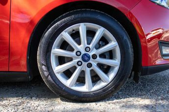 FORD FOCUS 1.6 Focus Titanium Auto 5dr