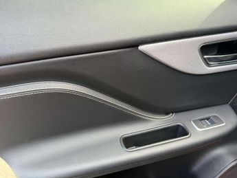 Jaguar F-PACE 2.0 F-PACE R-Sport AWD D Auto 4WD 5dr