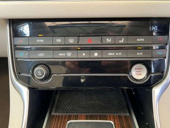 JAGUAR XF 2.0 XF Portfolio D AWD Auto 4WD 4dr