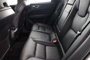Volvo XC60 2.0 B5 MHEV Momentum Auto Euro 6 (s/s) 5dr