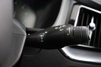 Volvo XC60 2.0 B5 MHEV Momentum Auto Euro 6 (s/s) 5dr