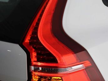 Volvo XC60 2.0 B5 MHEV Momentum Auto Euro 6 (s/s) 5dr
