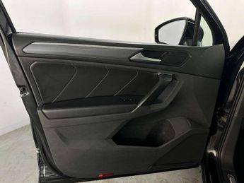 Volkswagen Tiguan 2.0 TDI R-Line Tech DSG Euro 6 (s/s) 5dr