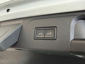 VOLKSWAGEN PASSAT 2.0 Passat R-Line TDI Semi-Auto 5dr