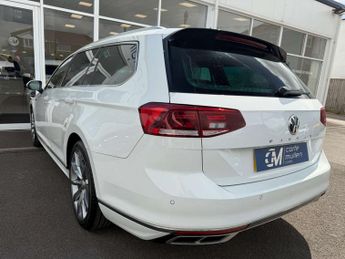 VOLKSWAGEN PASSAT 2.0 Passat R-Line TDI Semi-Auto 5dr