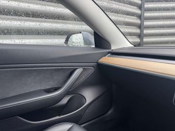 TESLA MODEL 3 Model 3 Standard Range + 4dr