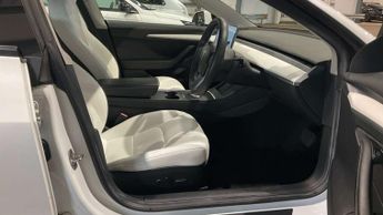 TESLA MODEL 3 Model 3 Standard Range + 4dr