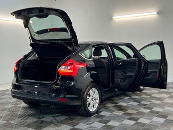 Ford FOCUS 1.6 Focus Titanium Navigator Auto 5dr 2 KEYS + S/HISTORY + NEW M